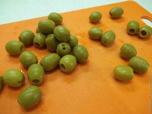 Пицца с ветчиной, помидорами и оливками