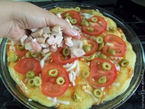 Пицца с ветчиной, помидорами и оливками