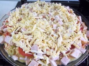 Пицца с ветчиной, помидорами и оливками