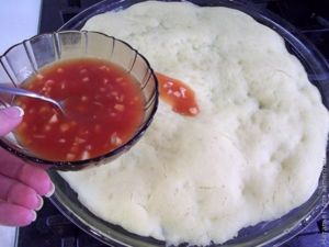 Пицца с ветчиной, помидорами и оливками