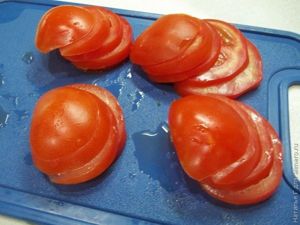 Пицца с ветчиной, помидорами и оливками