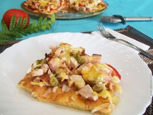 Пицца с ветчиной, помидорами и оливками
