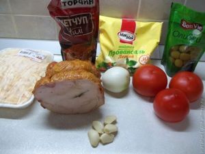 Пицца с ветчиной, помидорами и оливками