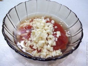 Пицца с ветчиной, помидорами и оливками
