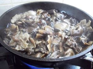 Пельмени с грибами в горшочках