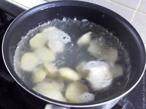 Пельмени с грибами в горшочках