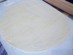 Пирог из слоеного замороженного теста с абрикосами