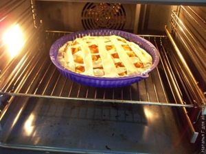 Пирог из слоеного замороженного теста с абрикосами