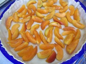 Пирог из слоеного замороженного теста с абрикосами