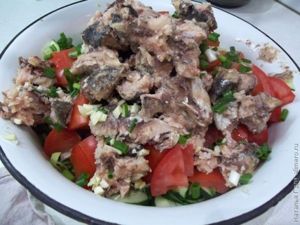 Овощной салат с сардинами