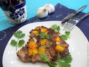 Буженина фаршированная чесноком и морковью