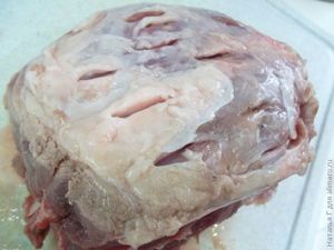 Буженина фаршированная чесноком и морковью