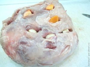 Буженина фаршированная чесноком и морковью