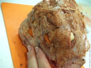 Буженина фаршированная чесноком и морковью