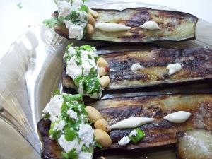 Рулетики из баклажанов с творогом и орехами