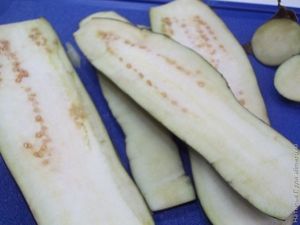 Рулетики из баклажанов с творогом и орехами