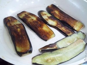 Рулетики из баклажанов с творогом и орехами