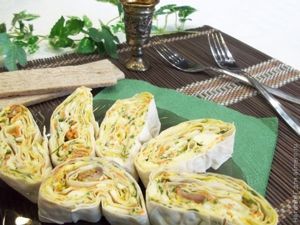 Рулет из лаваша с куриным окороком и корейской морковью