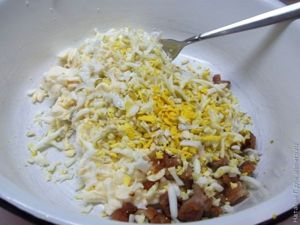 Рулет из лаваша с куриным окороком и корейской морковью