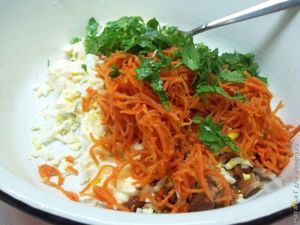 Рулет из лаваша с куриным окороком и корейской морковью