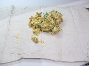 Рулет из лаваша с куриным окороком и корейской морковью