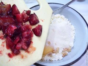 Сырники с орехами и сливами