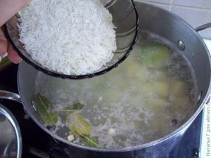 Зеленый борщ с щавелем и рисом