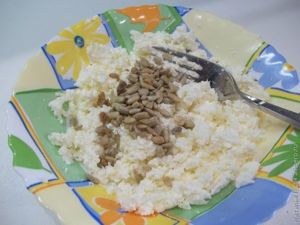 Творожный салат с зеленью и абрикосами