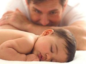 Спящий кроха и умиротворенный папа рядышком, что может быть таким же милым, как этот снимок? Сколько любви и тревоги в отцовском взгляде…. Спящий кроха и умиротворенный папа рядышком, что может быть таким же милым, как этот снимок? Сколько любви и тревоги в отцовском взгляде….