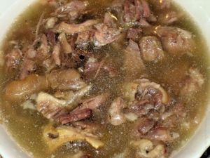 В кастрюлю не кладу слишком много мяса. Оставляю немного свободного места для воды. Она должна быть на 2-3 см выше мясных кусочков. В кастрюлю не кладу слишком много мяса. Оставляю немного свободного места для воды. Она должна быть на 2-3 см выше мясных кусочков.