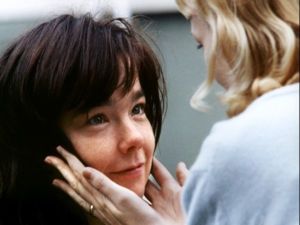 Музыкальный фильм – драма «Танцующая в темноте». У Сельмы, иммигрантки из Чехословакии, прогрессирует болезнь, отнимающая зрение. У ее сына такая же беда, поэтому Сельма скрывает свой недуг и продолжает работать, чтобы накопить деньги для лечения сына. Музыкальный фильм – драма «Танцующая в темноте». У Сельмы, иммигрантки из Чехословакии, прогрессирует болезнь, отнимающая зрение. У ее сына такая же беда, поэтому Сельма скрывает свой недуг и продолжает работать, чтобы накопить деньги для лечения сына.