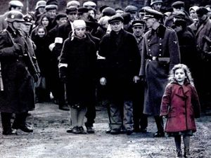«Список Шиндлера». 1939 год, Польша. Оскар Шиндлер, немецкий бизнесмен, владеющий фабрикой по изготовлению эмалированных изделий, пытается спасти от смерти как можно больше польских евреев. «Список Шиндлера». 1939 год, Польша. Оскар Шиндлер, немецкий бизнесмен, владеющий фабрикой по изготовлению эмалированных изделий, пытается спасти от смерти как можно больше польских евреев.