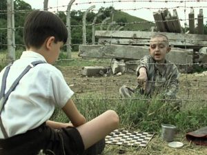 «Мальчик в полосатой пижаме». Вторая мировая война. Живущий рядом с концлагерем немецкий мальчик Бруно знакомится с еврейским парнишкой Шмулем, который обитает по ту сторону колючей проволоки. «Мальчик в полосатой пижаме». Вторая мировая война. Живущий рядом с концлагерем немецкий мальчик Бруно знакомится с еврейским парнишкой Шмулем, который обитает по ту сторону колючей проволоки.