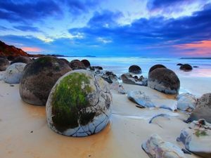 Валуны Моераки, Новая Зеландия. Эти валуны в течение миллионов лет формировались на морском дне. Они были отполированы волнами и выброшены на берег. Валуны Моераки, Новая Зеландия. Эти валуны в течение миллионов лет формировались на морском дне. Они были отполированы волнами и выброшены на берег.