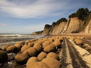 Опять Калифорния. Пляж катящихся камней. Они похожи на шары для боулинга. И хоть здесь не так много туристов, уникальность пляжа не поддается сомнению. Опять Калифорния. Пляж катящихся камней. Они похожи на шары для боулинга. И хоть здесь не так много туристов, уникальность пляжа не поддается сомнению.