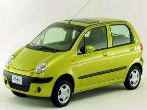 3 место. Daewoo Matiz. Один из самых популярных малышей на наших дорогах. Зато в салоне могут комфортно уместиться четыре взрослых человека. 3 место. Daewoo Matiz. Один из самых популярных малышей на наших дорогах. Зато в салоне могут комфортно уместиться четыре взрослых человека.