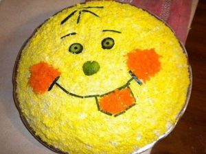 Слоеный салатик, украшенный тертым яичным желтком, вареной морковкой, маслинами и кусочками соленого огурчика. Такой вот забавный получится колобок. Слоеный салатик, украшенный тертым яичным желтком, вареной морковкой, маслинами и кусочками соленого огурчика. Такой вот забавный получится колобок.