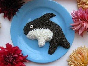 Такого дельфинчика можно сделать из любого овощного салатика, вкус которого сочетается со вкусом маслин и плавленого сырка. Такого дельфинчика можно сделать из любого овощного салатика, вкус которого сочетается со вкусом маслин и плавленого сырка.