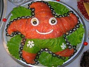 Еще один персонаж из мультфильма про Губку Боба, морская звезда Патрик. Салатик из морепродуктов украшен слайсами слабосоленой семги, колечками маслин, листочками зеленого салата и кусочками вареных яиц. Еще один персонаж из мультфильма про Губку Боба, морская звезда Патрик. Салатик из морепродуктов украшен слайсами слабосоленой семги, колечками маслин, листочками зеленого салата и кусочками вареных яиц.