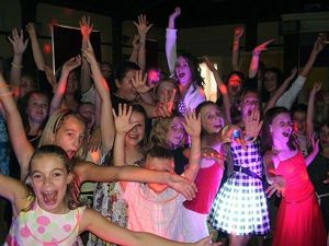 Дискотека для друзей. Организуй дома громкую музыку, приглушенный свет, безалкогольные коктейли – и все гости будут просто в восторге от клубной вечеринки. А чтоб дать имениннику 12-16-ти лет почувствовать себя взрослым, родители должны на время покинуть праздник. Рисковано, конечно, зато друзья ребенка точно его зауважают еще больше. Дискотека для друзей. Организуй дома громкую музыку, приглушенный свет, безалкогольные коктейли – и все гости будут просто в восторге от клубной вечеринки. А чтоб дать имениннику 12-16-ти лет почувствовать себя взрослым, родители должны на время покинуть праздник. Рисковано, конечно, зато друзья ребенка точно его зауважают еще больше.