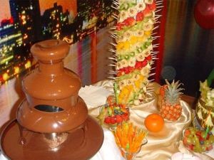 На детский день рождения отличный вариант угощения – шоколадный фонтан. Его можно заказать в кондитерской. Конечно, одного фонтана для детей недостаточно для развлечений. Это всего лишь сладкое дополнение к детской вечеринке. На детский день рождения отличный вариант угощения – шоколадный фонтан. Его можно заказать в кондитерской. Конечно, одного фонтана для детей недостаточно для развлечений. Это всего лишь сладкое дополнение к детской вечеринке.