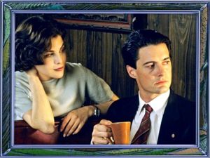 Твин Пикс. США 1990 - 1991. История начинается с известия о находке обнаженного тела Лоры Палмер, «завернутого в полиэтилен» и выброшенного волнами на берег озера. В ходе расследования перед внимательными взглядами агента Купера, шерифа Трумана и его помощников проходят разные жители Твин Пикс. Постепенно зритель открывает для себя темную и страшную сторону жизни обитателей на первый взгляд тихого и мирного городка. Твин Пикс. США 1990 - 1991. История начинается с известия о находке обнаженного тела Лоры Палмер, «завернутого в полиэтилен» и выброшенного волнами на берег озера. В ходе расследования перед внимательными взглядами агента Купера, шерифа Трумана и его помощников проходят разные жители Твин Пикс. Постепенно зритель открывает для себя темную и страшную сторону жизни обитателей на первый взгляд тихого и мирного городка.