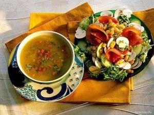 На обед хорошо подойдут супы, бульоны, салаты, отварное не жирное мясо, овощи, фрукты. На обед хорошо подойдут супы, бульоны, салаты, отварное не жирное мясо, овощи, фрукты.