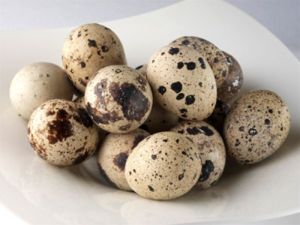 Снимать шкурку с овощей, сваренных в мундире. Очищать крутые яйца. Чистить мандарины. Снимать шкурку с овощей, сваренных в мундире. Очищать крутые яйца. Чистить мандарины.