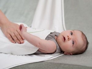 12. Возьмите простыню или тонкое покрывало и плотно запеленайте “малыша”. Возраст ребенка значения не имеет, но важно, чтобы ему эта игра нравилась. Можете взять его на руки, покачать, спеть песенку. 12. Возьмите простыню или тонкое покрывало и плотно запеленайте “малыша”. Возраст ребенка значения не имеет, но важно, чтобы ему эта игра нравилась. Можете взять его на руки, покачать, спеть песенку.