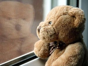 11. Что чувствовал медвежонок. Взрослый описывает разные ситуации, произошедшие с медвежонком (лучше выбрать на роль главного героя любимую игрушку). Ребенок должен предположить, что чувствовал медвежонок, когда у него отобрали конфету (похвалили за вымытую чашку, прочитали смешную историю и т.п.). В качестве ситуаций нужно брать близкие ребенку (случившиеся с ним самим) сюжеты. Когда ребенок освоит игру, можно обсудить так же чувства других персонажей этих сюжетов. 11. Что чувствовал медвежонок. Взрослый описывает разные ситуации, произошедшие с медвежонком (лучше выбрать на роль главного героя любимую игрушку). Ребенок должен предположить, что чувствовал медвежонок, когда у него отобрали конфету (похвалили за вымытую чашку, прочитали смешную историю и т.п.). В качестве ситуаций нужно брать близкие ребенку (случившиеся с ним самим) сюжеты. Когда ребенок освоит игру, можно обсудить так же чувства других персонажей этих сюжетов.