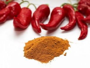 3. Маска с красным перцем для укрепления и ускорения роста ногтей. Смешайте половину чайной ложки красного молотого перца, 10 капель кипяченой воды и одну чайную ложку жирного крема для рук. Подержите смесь 10 минут на водяной бане и охладите, затем смажьте ей ногти ровным слоем, подождите 20 минут и смойте маску водой. Использовать такую маску можно не чаще одного раза в месяц. 3. Маска с красным перцем для укрепления и ускорения роста ногтей. Смешайте половину чайной ложки красного молотого перца, 10 капель кипяченой воды и одну чайную ложку жирного крема для рук. Подержите смесь 10 минут на водяной бане и охладите, затем смажьте ей ногти ровным слоем, подождите 20 минут и смойте маску водой. Использовать такую маску можно не чаще одного раза в месяц.