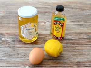 12. Ванночка с оливковым маслом, яйцом и медом. Подогрейте на водяной бане смесь из двух столовых ложек меда и такого же количества оливкового масла, затем снимите смесь с огня и добавьте в нее взбитое яйцо. Опустите руки в полученную ванночку на 15 минут, а затем ополосните их теплой водой. 12. Ванночка с оливковым маслом, яйцом и медом. Подогрейте на водяной бане смесь из двух столовых ложек меда и такого же количества оливкового масла, затем снимите смесь с огня и добавьте в нее взбитое яйцо. Опустите руки в полученную ванночку на 15 минут, а затем ополосните их теплой водой.