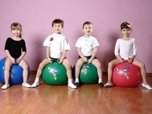 11. Игры на фитболе. Прижав его ногой к дивану или креслу, малыш может прыгать на нем как на батуте. Не забывайте при этом держать ребенка за руки. 11. Игры на фитболе. Прижав его ногой к дивану или креслу, малыш может прыгать на нем как на батуте. Не забывайте при этом держать ребенка за руки.