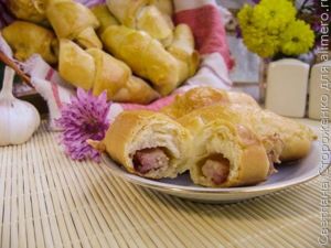рогалики из дрожжевого теста с сыром и ветчиной